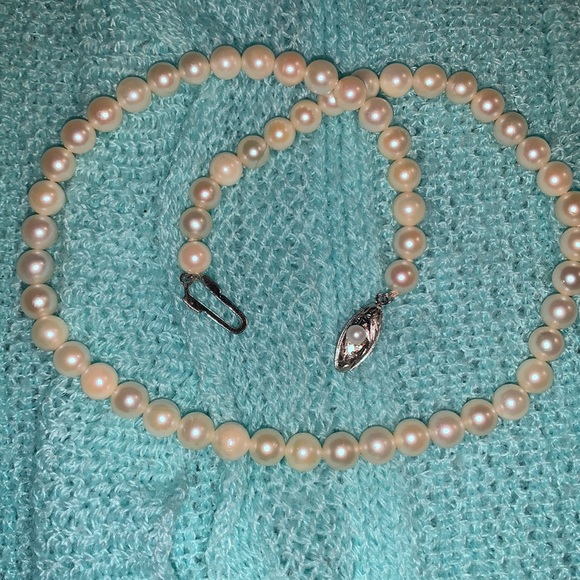 Japanese Akoya Pearl necklace with silver hardware - Picture 2 of 4